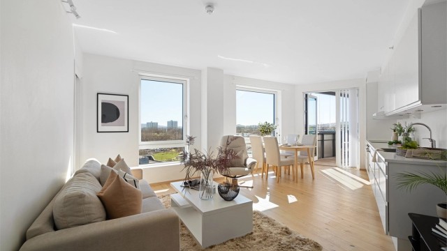 Lervigbrygga 128 er en flott endeleilighet med nydelig sjøutsikt, vinduer fra tak til gulv og moderne og fint design.