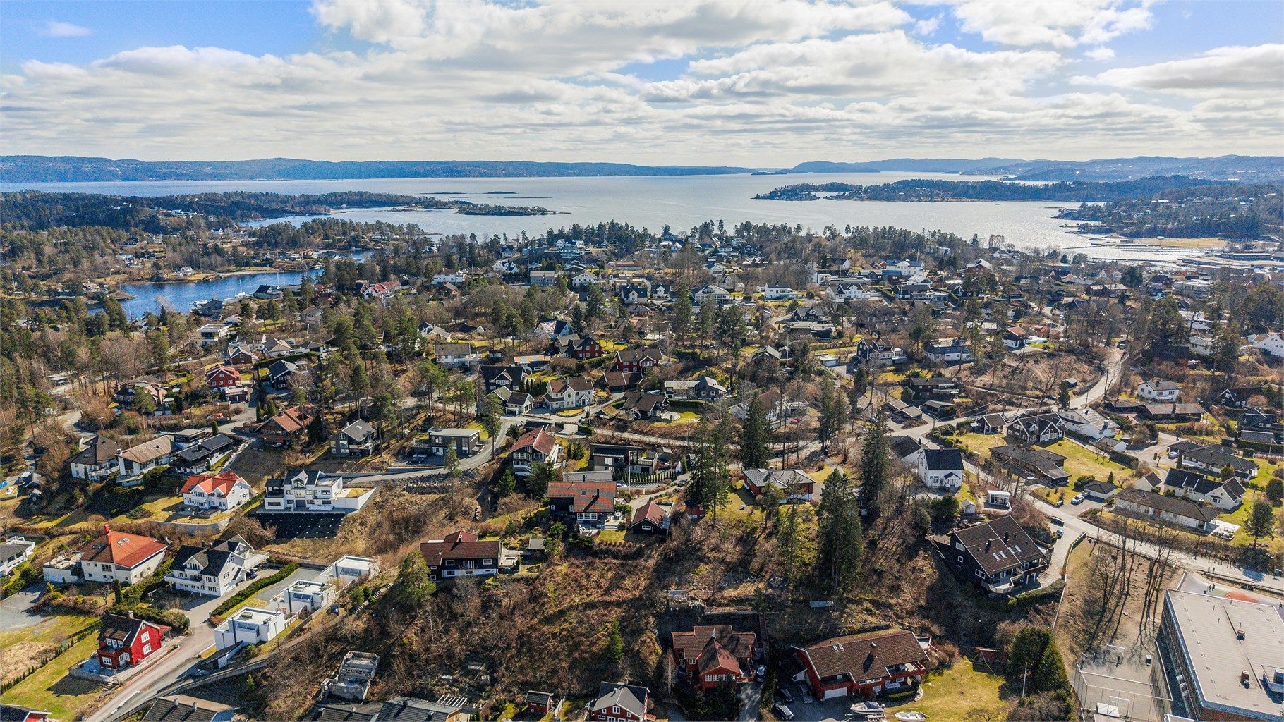 Holmen Senter har et rikt og variert utvalg av fasiliteter og servicetilbud. Det er samtidig kort vei til Asker sentrum og Sandvika Storsenter.