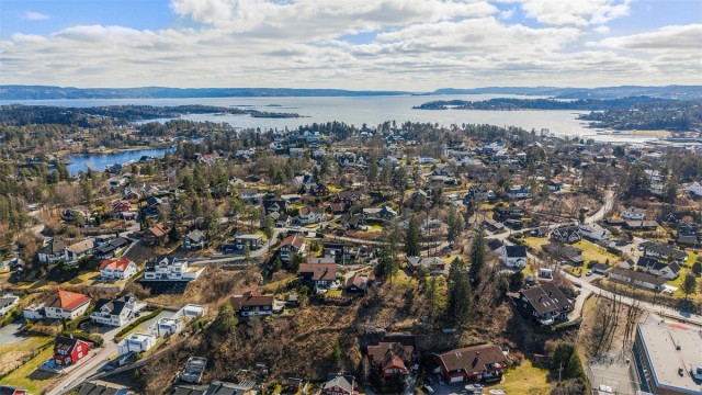 Holmen Senter har et rikt og variert utvalg av fasiliteter og servicetilbud. Det er samtidig kort vei til Asker sentrum og Sandvika Storsenter.