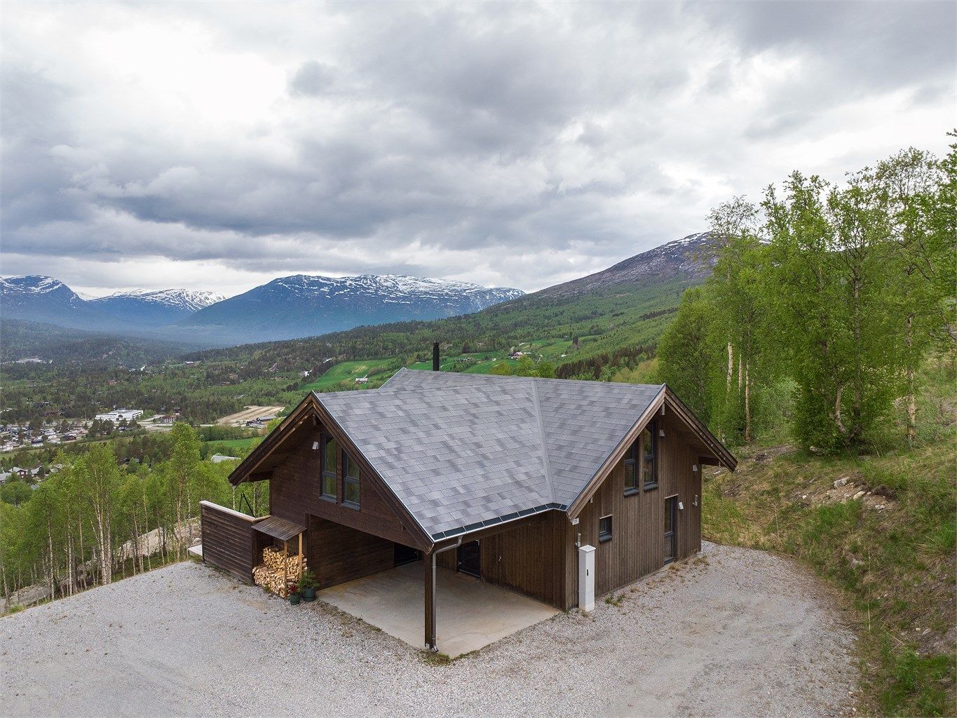 Plasseringen i terrenget sikrer både gode lysforhold og vid utsikt over landskapet.