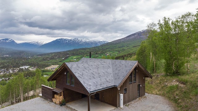 Plasseringen i terrenget sikrer både gode lysforhold og vid utsikt over landskapet.