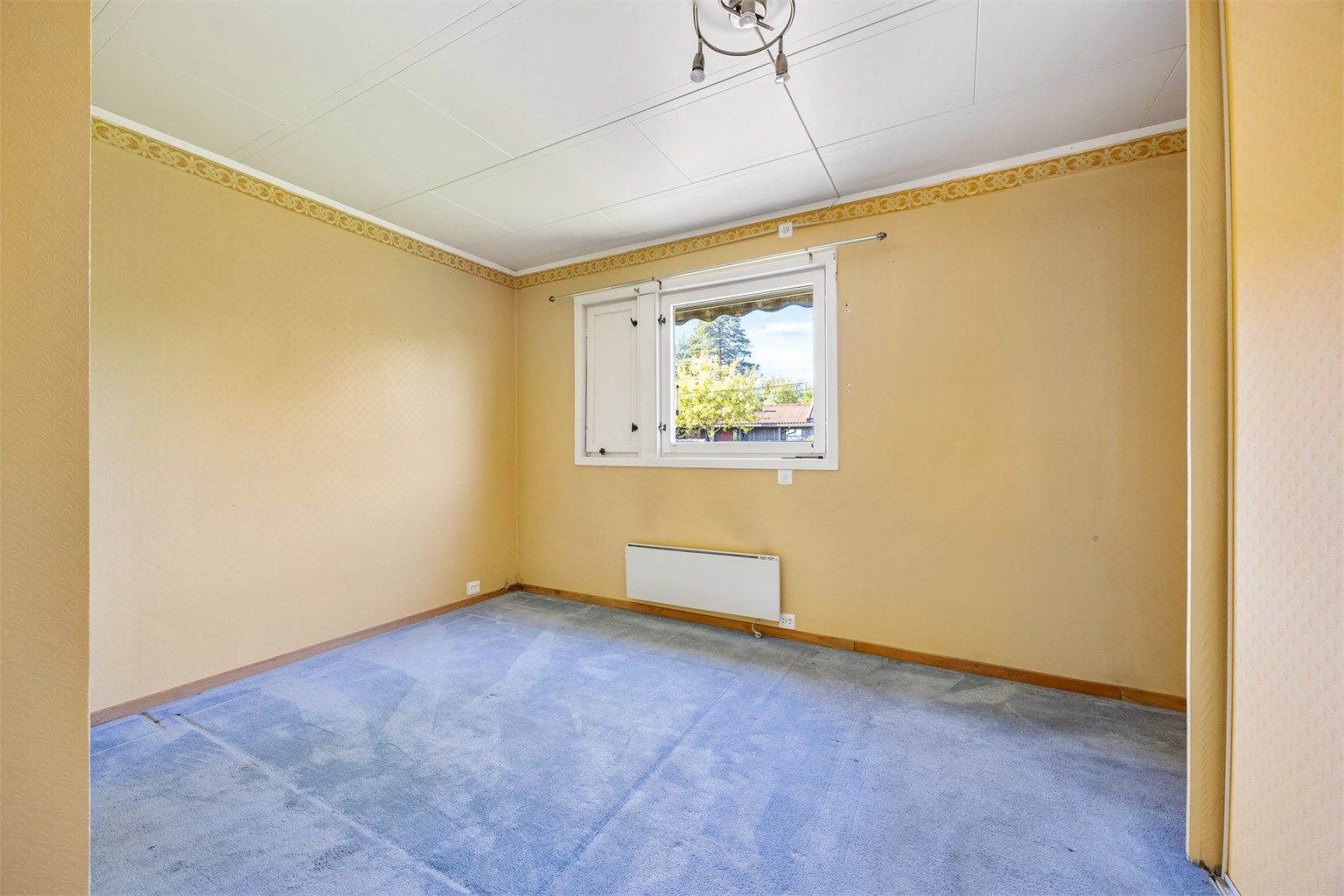 Rommet har overflater som er klare for modernisering.