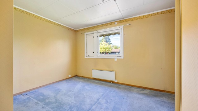 Rommet har overflater som er klare for modernisering.