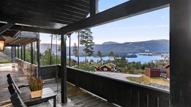 Stor terrasse med utgang fra både stue og hovedsoverom