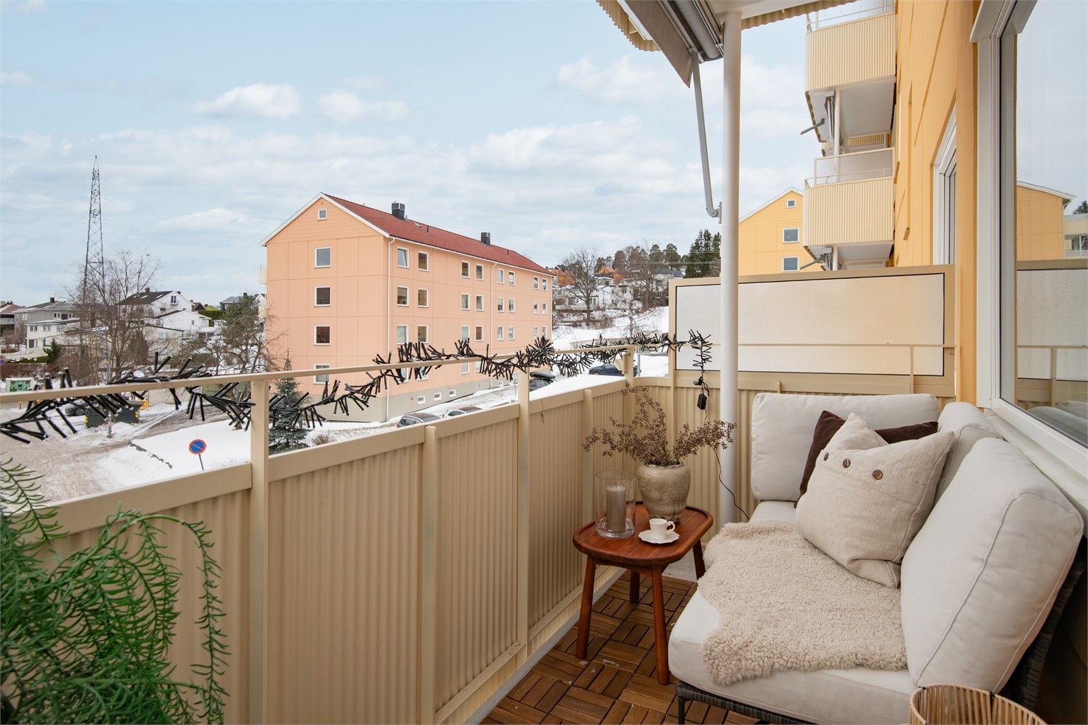 Vestvendt balkong med god plass til utemøbler. 