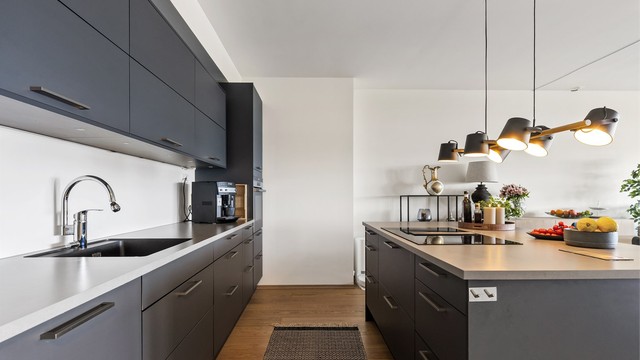 Kjøkkenøya fungerer som en naturlig romdeler og gir ekstra arbeids- og oppbevaringsplass.