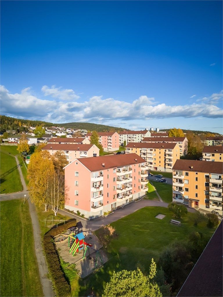 Traverveien 29 har en fin beliggenhet innerst i blindvei og er omkranset av store grøntarealer