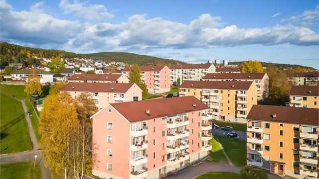 Traverveien 29 har en fin beliggenhet innerst i blindvei og er omkranset av store grøntarealer