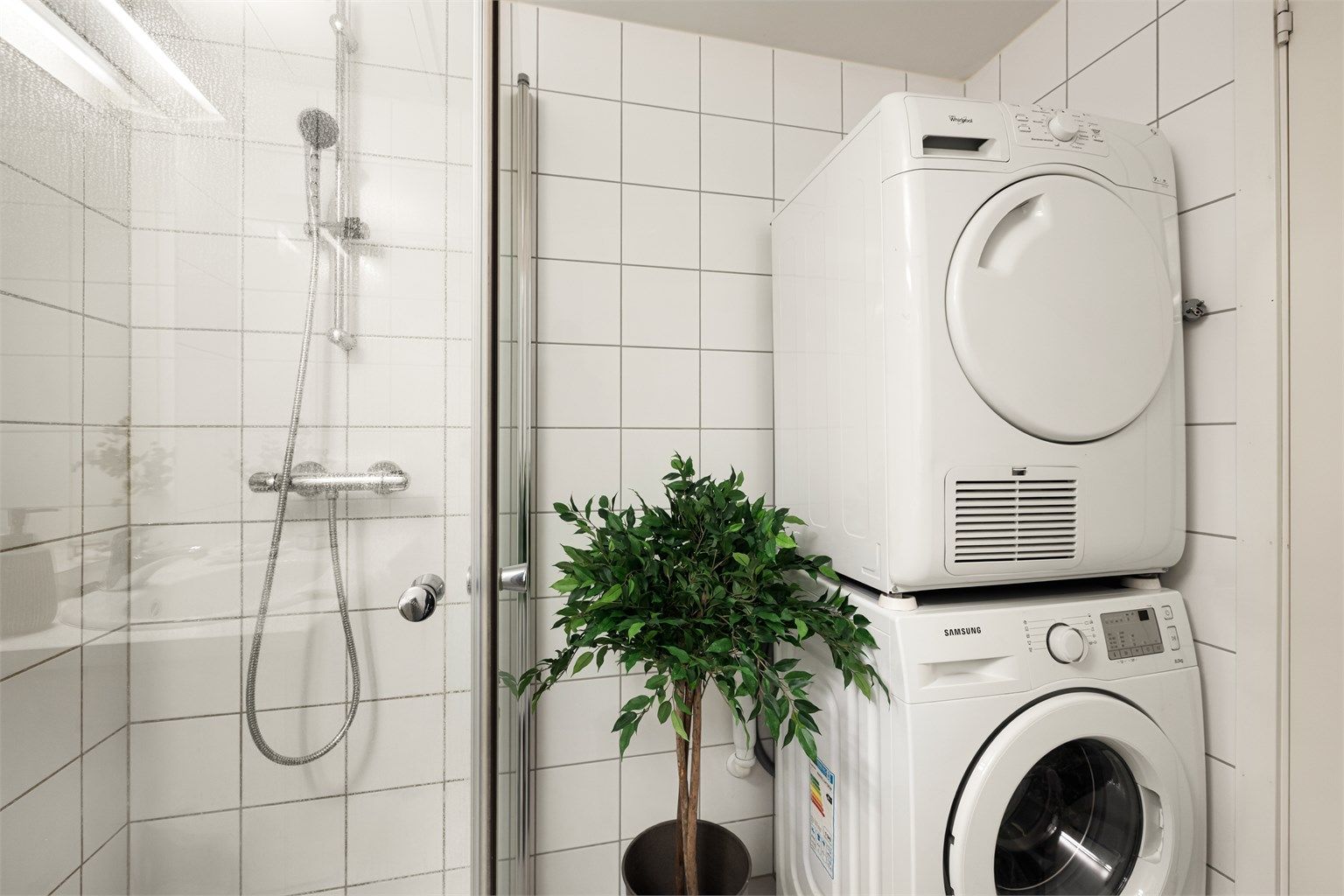 Det er praktisk opplegg for vaskemaskin og tørketrommel.