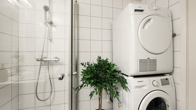 Det er praktisk opplegg for vaskemaskin og tørketrommel.