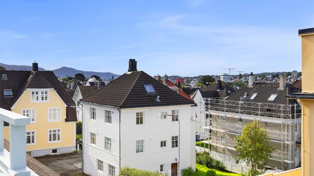 Utsikt mot helt mot Våland i en retning, og utsikt mot Frue kirke (Hetlandskirken) i den andre retningen