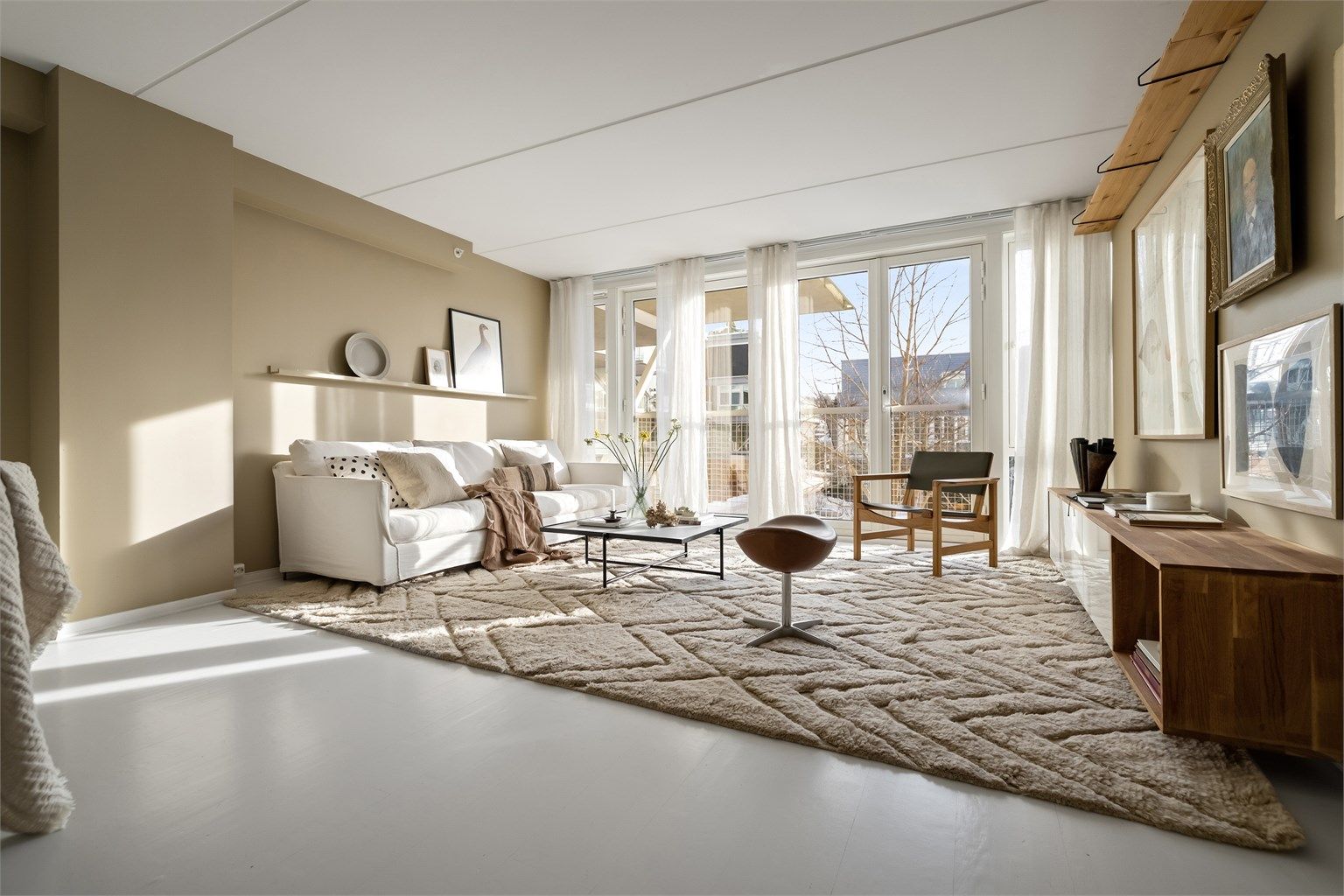 Tiltalende og moderne stue med en lys og luftig romfølelse