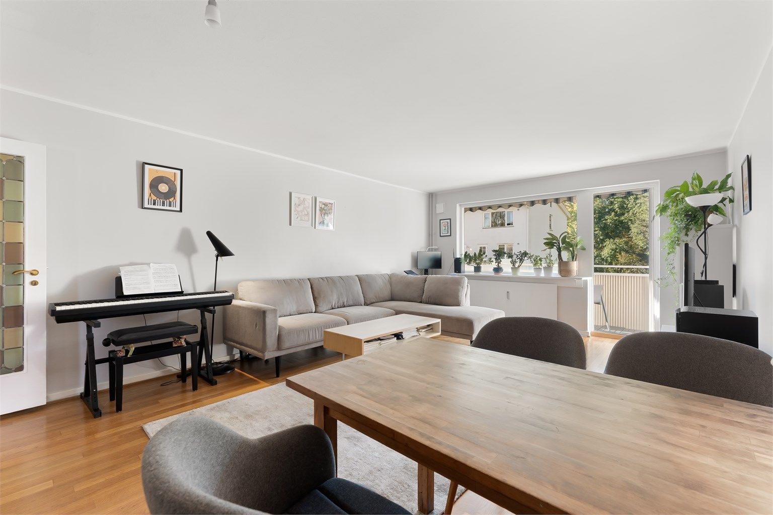 Gjennomgående parkett på gulv i oppholdsrommene skaper et helhetlig inntrykk.