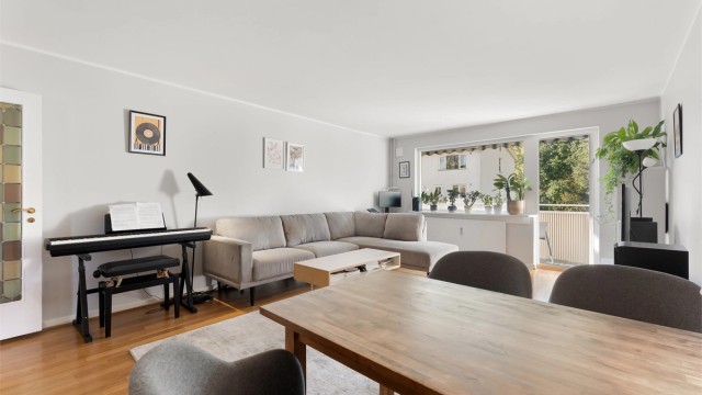 Gjennomgående parkett på gulv i oppholdsrommene skaper et helhetlig inntrykk.