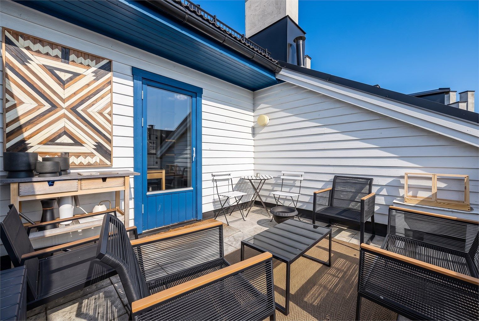 Fra leiligheten har du kort vei opp til en nydelig takterrasse. Takterrassen har en fantastisk utsikt over byens tak, og har sol fra morgen og frem til ca kl 14 sommerstid.