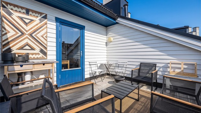 Fra leiligheten har du kort vei opp til en nydelig takterrasse. Takterrassen har en fantastisk utsikt over byens tak, og har sol fra morgen og frem til ca kl 14 sommerstid.