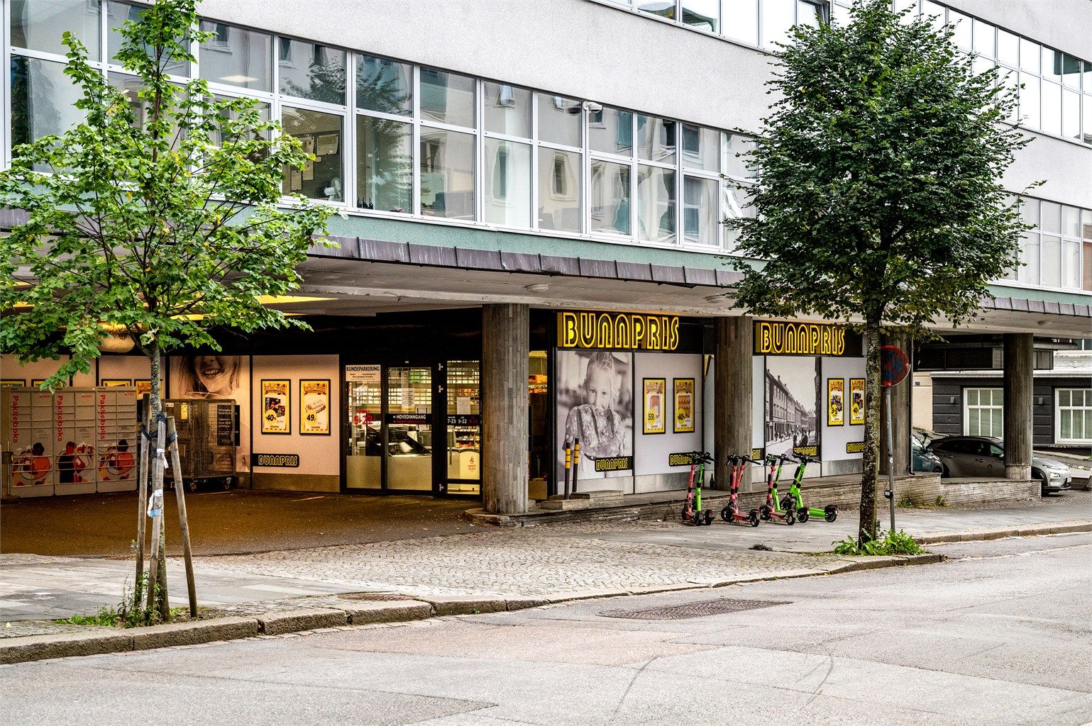 Flere daglivarebutikker i umiddelbar nærhet.