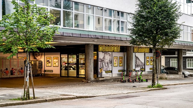 Flere daglivarebutikker i umiddelbar nærhet.