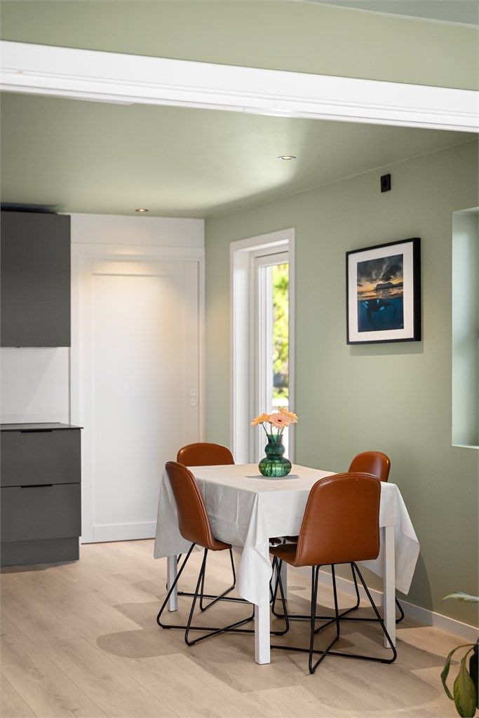 Det er god plass til en spiseplass for de daglige måltidene på kjøkkenet. Bak skyvedøren har du tilgang til grovkjøkken.