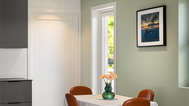 Det er god plass til en spiseplass for de daglige måltidene på kjøkkenet. Bak skyvedøren har du tilgang til grovkjøkken.