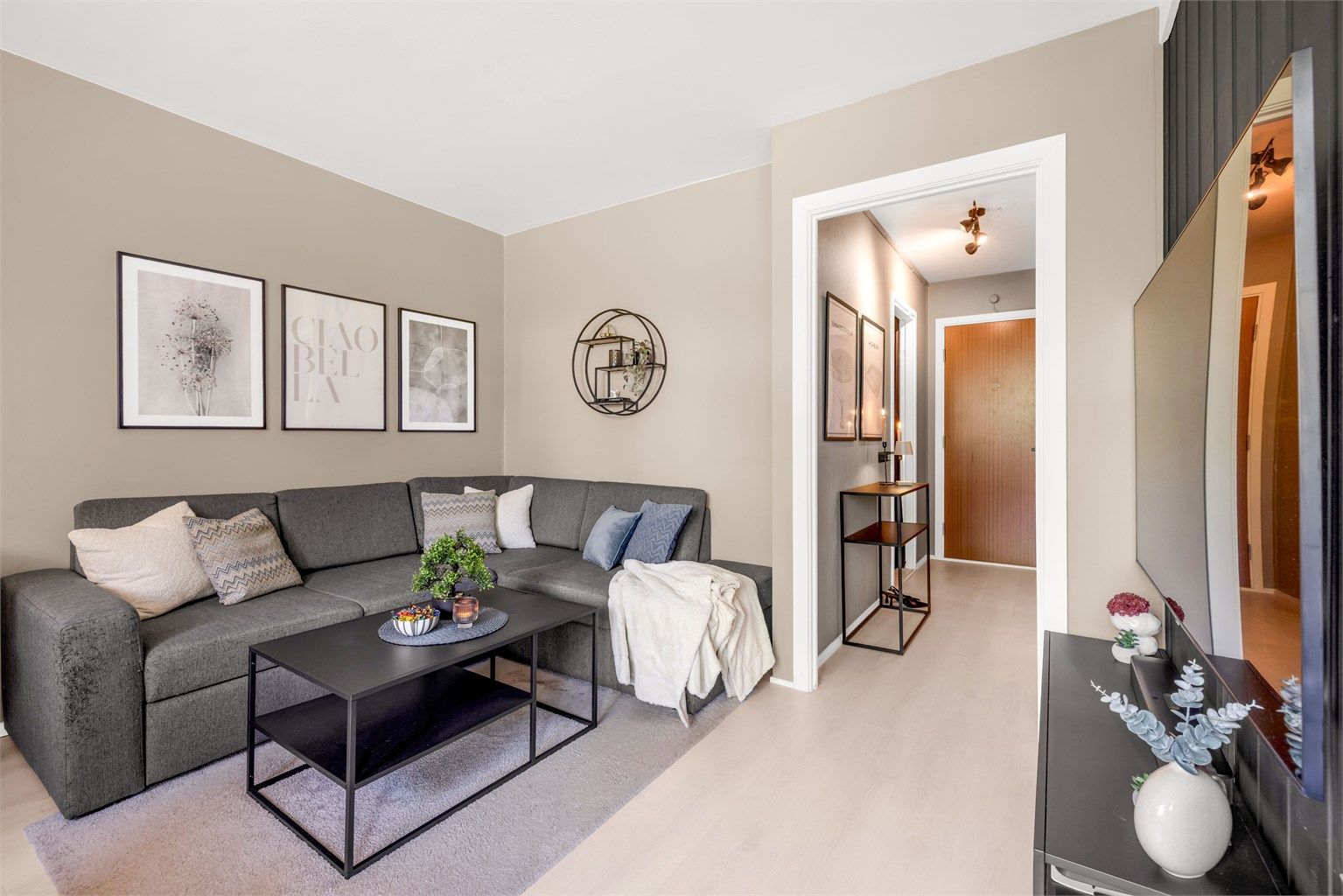 Stuen har god plass til stor sofagruppe