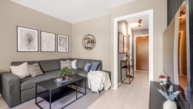 Stuen har god plass til stor sofagruppe