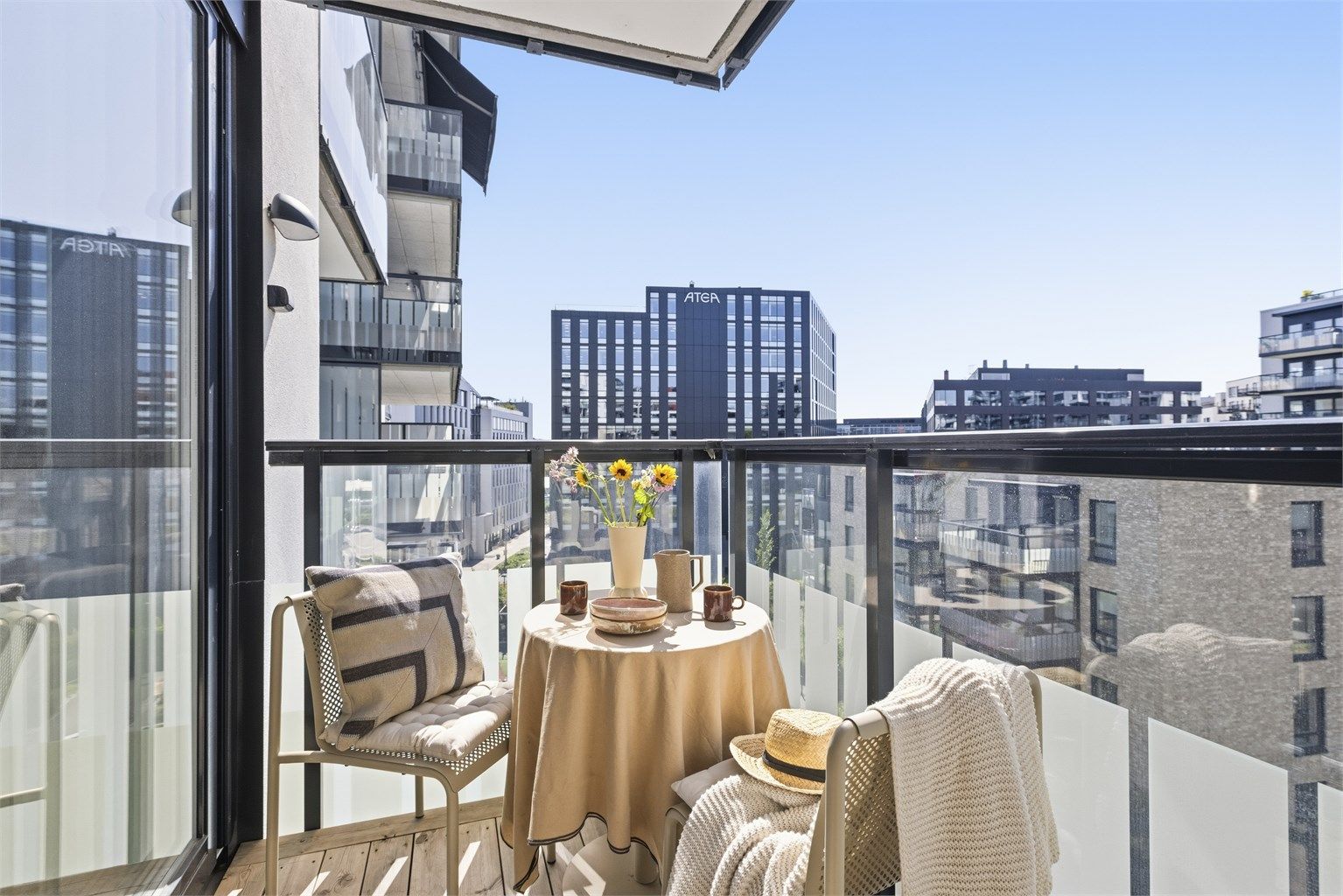 Plass til caféstoler, cafébord og grill. Her kan man samle venner på selskap