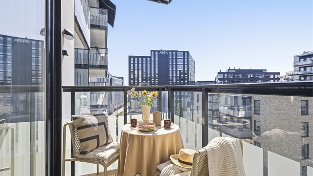 Plass til caféstoler, cafébord og grill. Her kan man samle venner på selskap