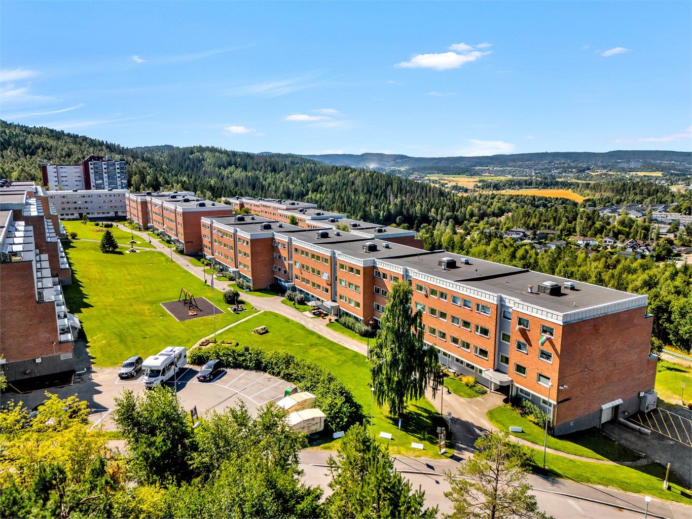 Den aktuelle leiligheten har en svært god intern beliggenhet på feltet, med panorama utsikt og uten innsyn. 