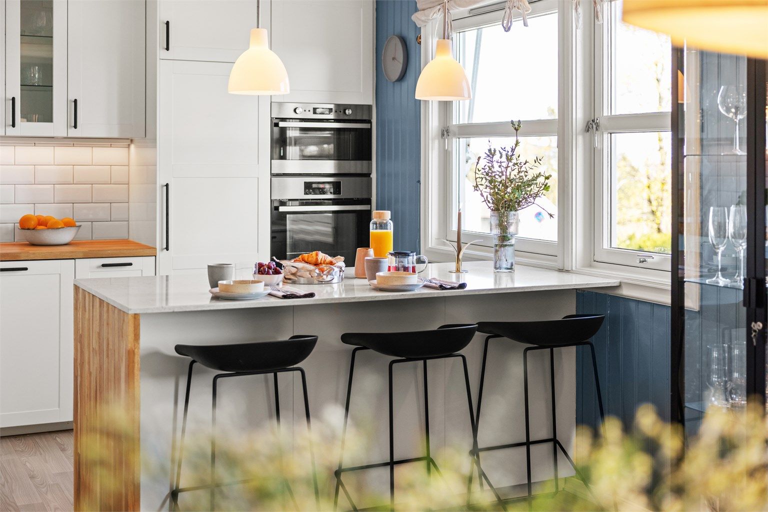 Frokostplassen ved vinduet er en perfekt start på dagen.