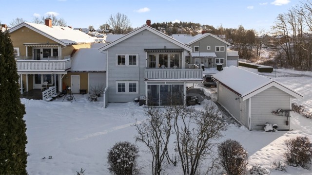 Fasade - fin uteplass på veranda med terrassemarkise