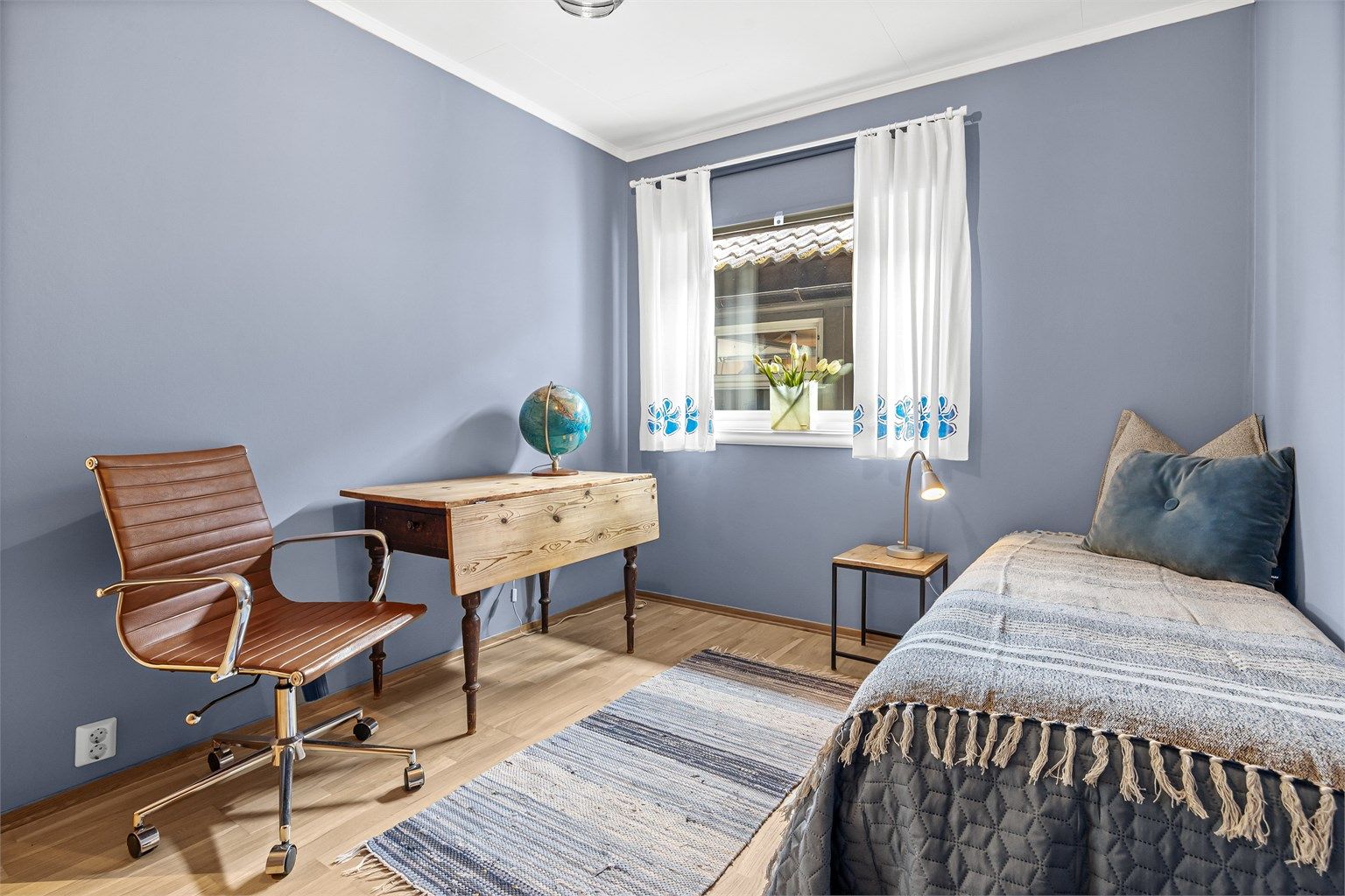 Det tredje soverommet egner seg godt som barnerom, gjesterom eller kontor.