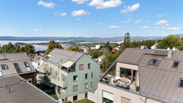 Her bor du i moderne og stilren arkitektur, omgitt av et veletablert og svært attraktivt boligmiljø på Holtet.