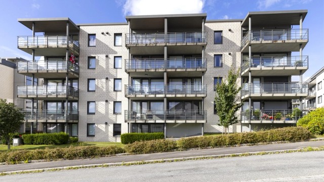 Leiligheten vender ut mot blindvei og har umiddelbar nærhet til matbutikker, restauranter, sjø og turområder