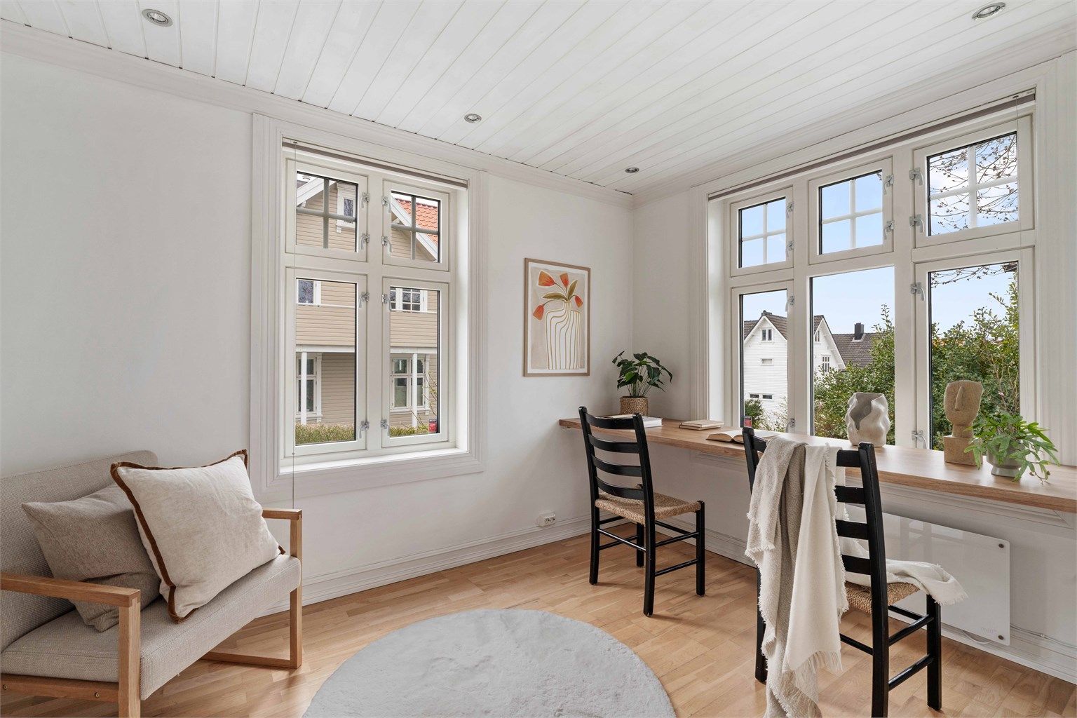 Dette rommet i første etasje er ideelt som kontor eller gjesterom, med en praktisk, vegghengt arbeidsbenk.