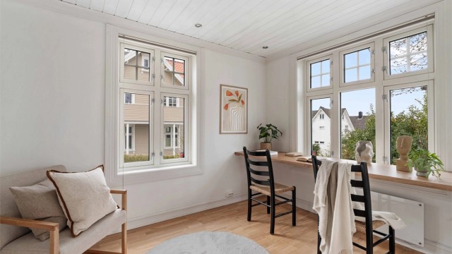 Dette rommet i første etasje er ideelt som kontor eller gjesterom, med en praktisk, vegghengt arbeidsbenk.