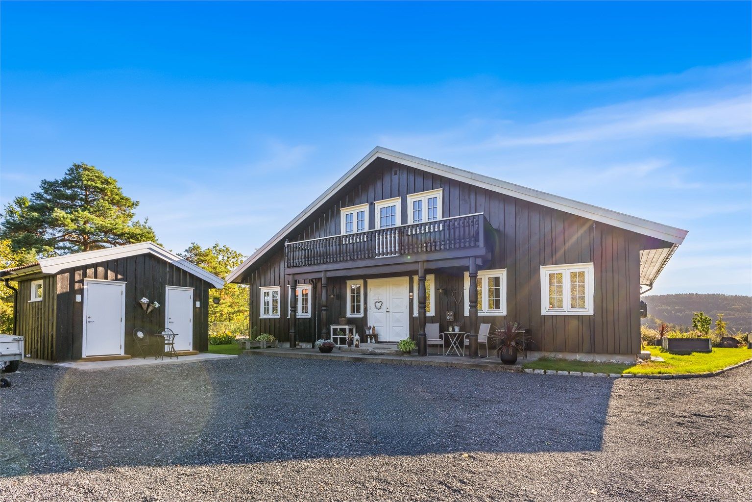 Eiendommen har både markterrasse, luftebalkonger i 2 etg., hageareal og gruslagt biloppstillingsplass. 