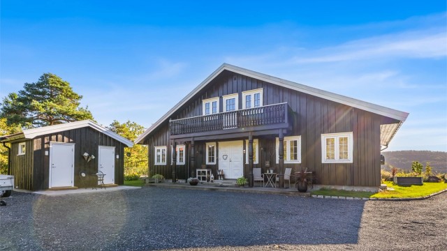 Eiendommen har både markterrasse, luftebalkonger i 2 etg., hageareal og gruslagt biloppstillingsplass.