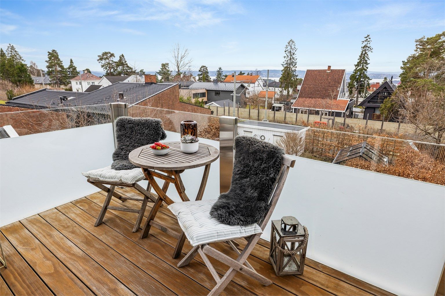 Her kan man nyte solen fra midt på dagen til sent på kveld, med fantastisk utsikt over nærområdet og Oslofjorden.