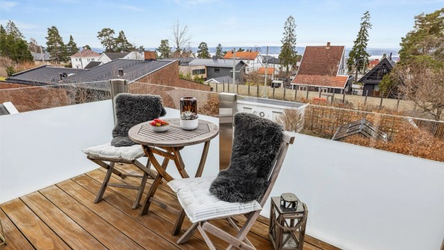 Her kan man nyte solen fra midt på dagen til sent på kveld, med fantastisk utsikt over nærområdet og Oslofjorden.