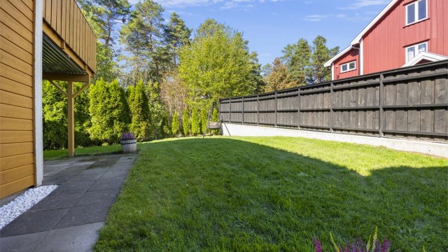 Stor plen med praktisk gjerde som gjør utearealet mer privat.