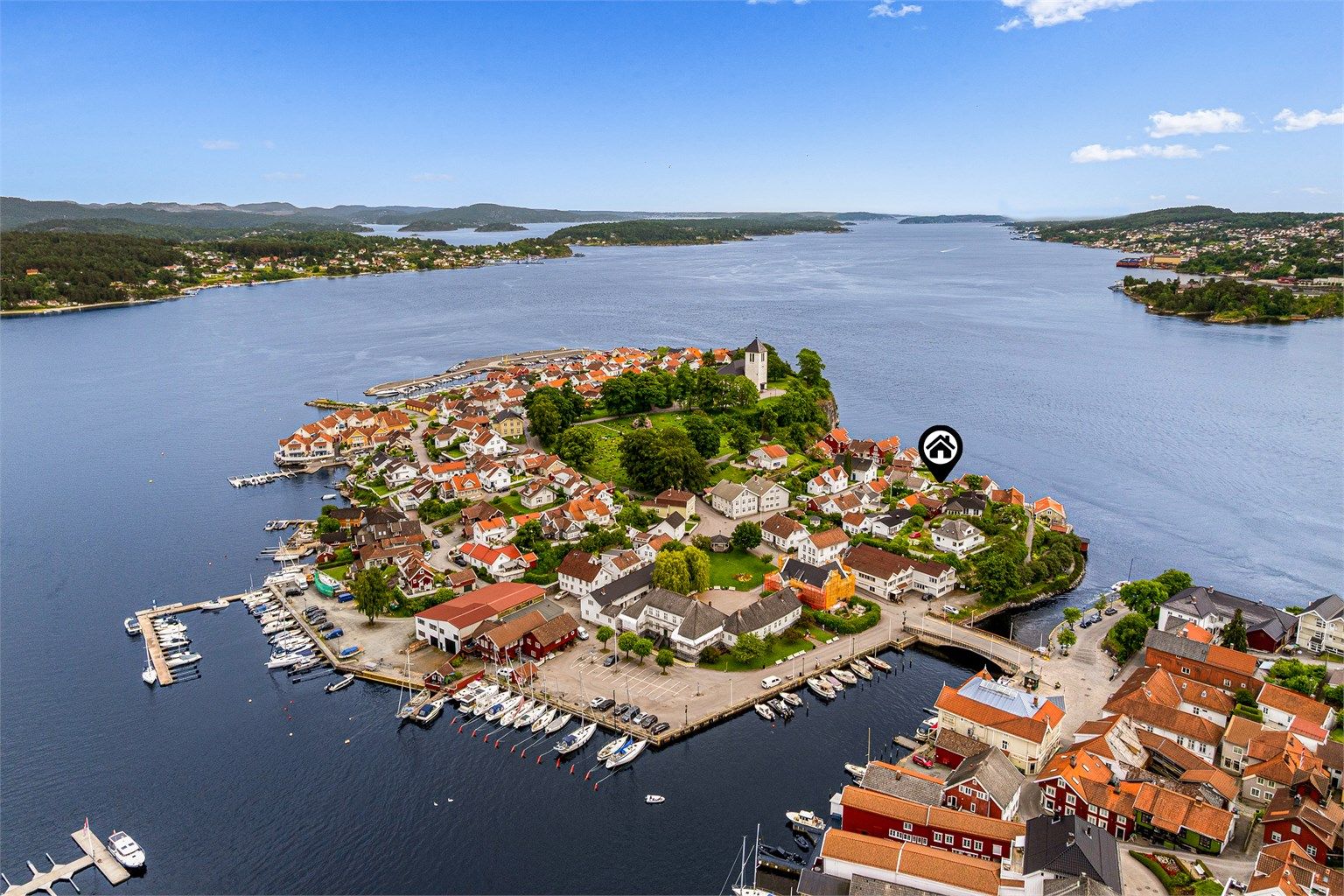 Skjærgården i området er variert og vakker. Det er to badeplasser på Øya, den ytterst mot Banken har strand, handicap-rampe, toaletter og badstue.