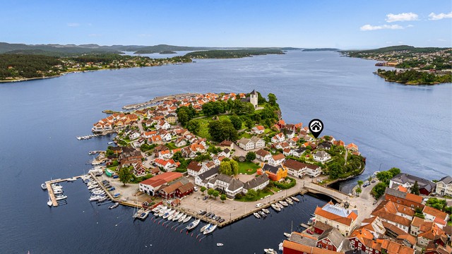 Skjærgården i området er variert og vakker. Det er to badeplasser på Øya, den ytterst mot Banken har strand, handicap-rampe, toaletter og badstue.