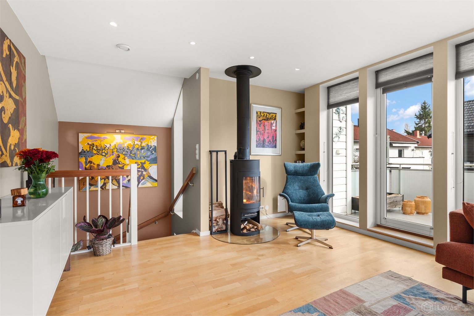 En stålpipe fra byggeåret betjener peisovnen.