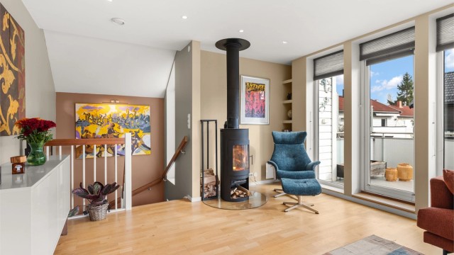 En stålpipe fra byggeåret betjener peisovnen.