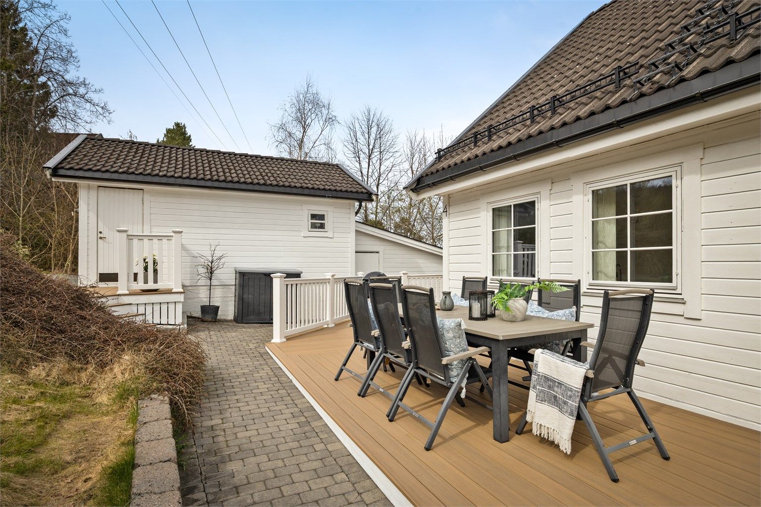 Garasjen fra 2007 har ny port fra 2024 og en praktisk bod på ca. 10 m² (boden er ikke byggemeldt).