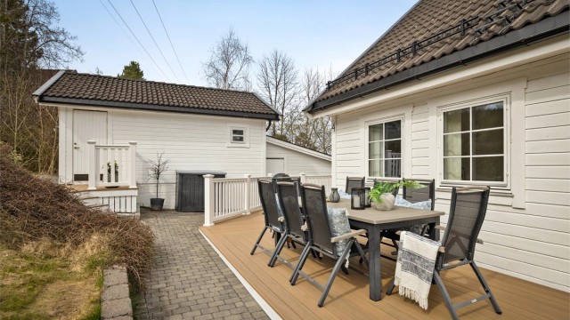 Garasjen fra 2007 har ny port fra 2024 og en praktisk bod på ca. 10 m² (boden er ikke byggemeldt).