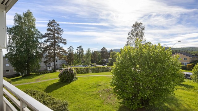 Leiligheten ligger høyt og fritt til i rolige og grønne omgivelser. Et attraktivt sted å bo med hyggelig naboskap
