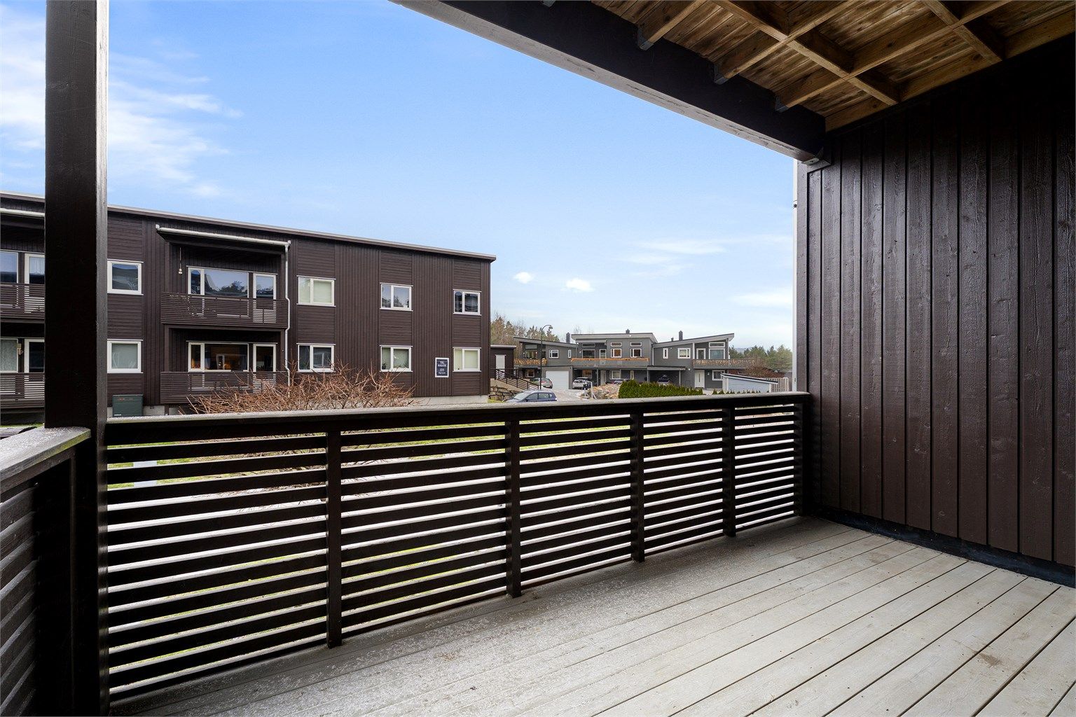 Skjermet balkong med god plass til utemøbler og hyggelig utsyn.