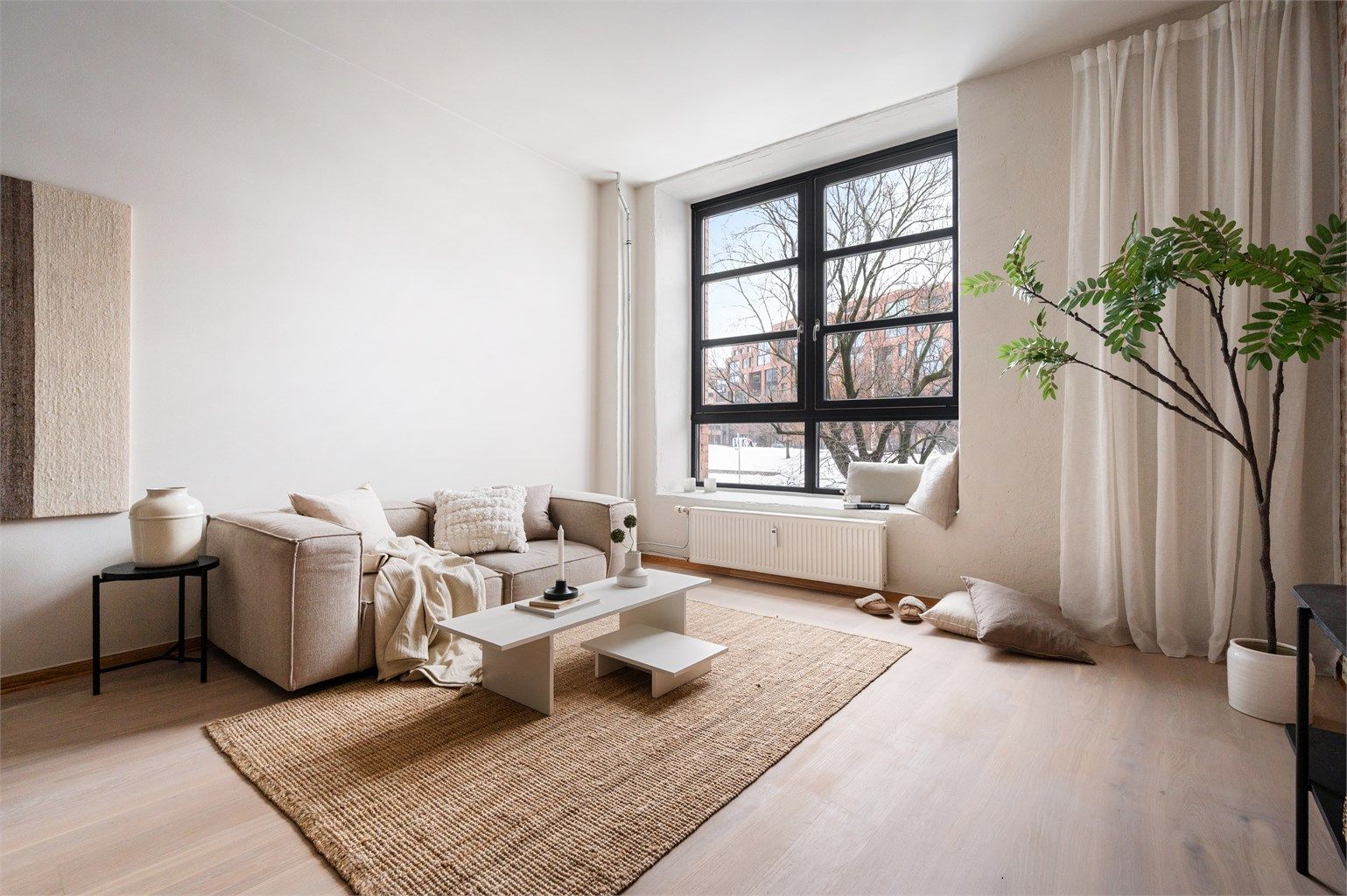 Leiligheten ligger i 3. etasje (intern 1. etasje) i et gammelt fabrikkbygg som ble ombygget i 2006.